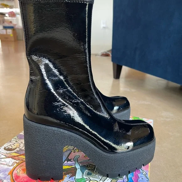 Jeffrey Campbell- Refresh Boot Black Crinkle Patent
Size W7.5 - Picture 3 of 7